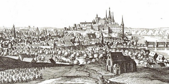 Stich von Matthäus Merian, um 1640, Blick auf die Altstadt, vorne rechts die Martinskapelle, daneben links liegt das künftige Baufeld des  Erdhügelhauses in Bildmitte
